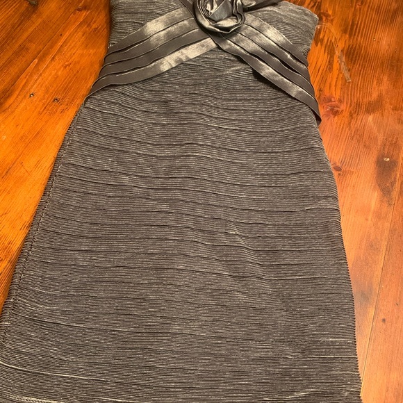 🦋💖Rare Daisy silver metallic dress flower accent neckline - Picture 2 of 9